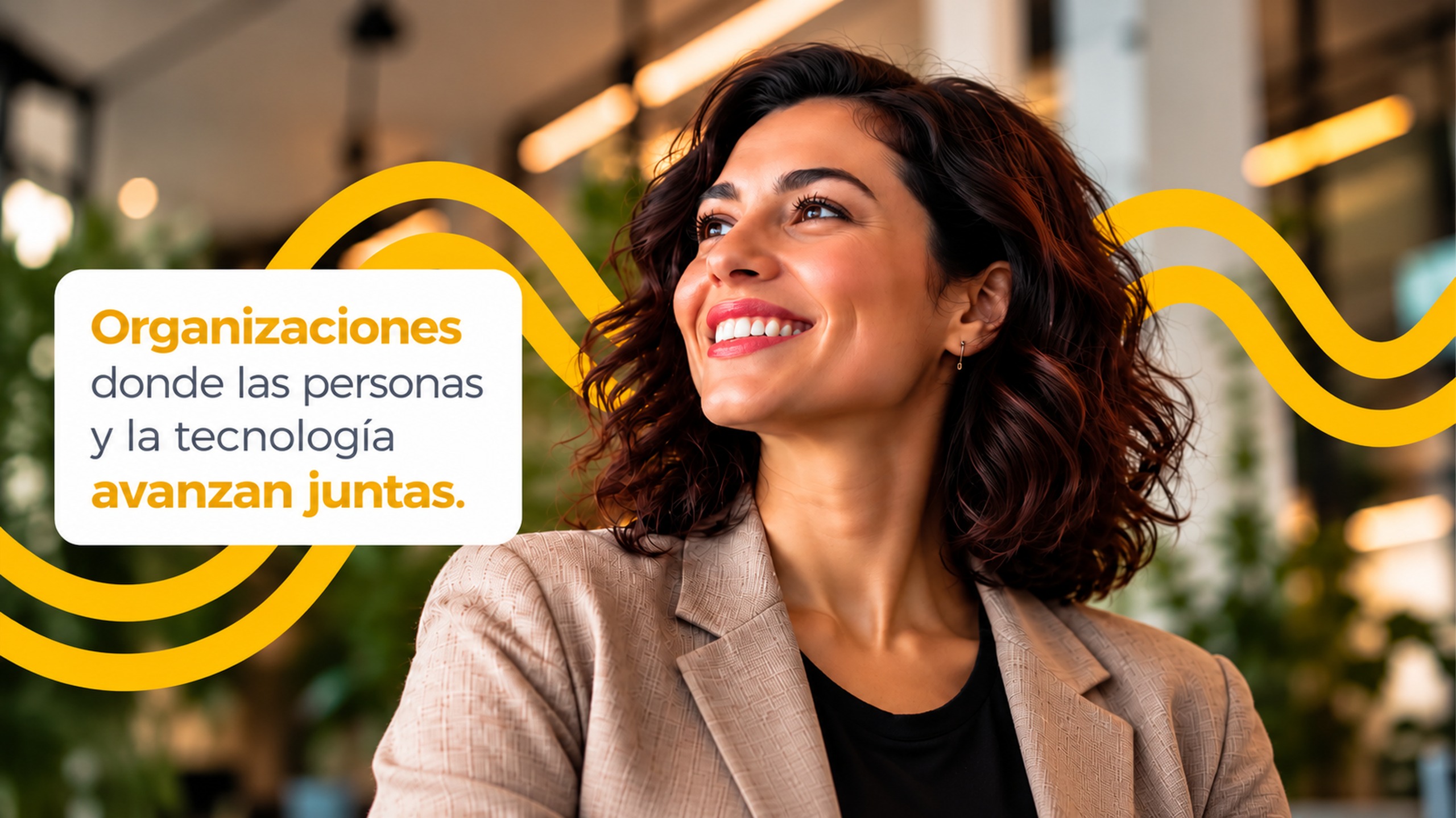Profesional sonriente junto al mensaje: organizaciones donde las personas y la tecnología avanzan juntas